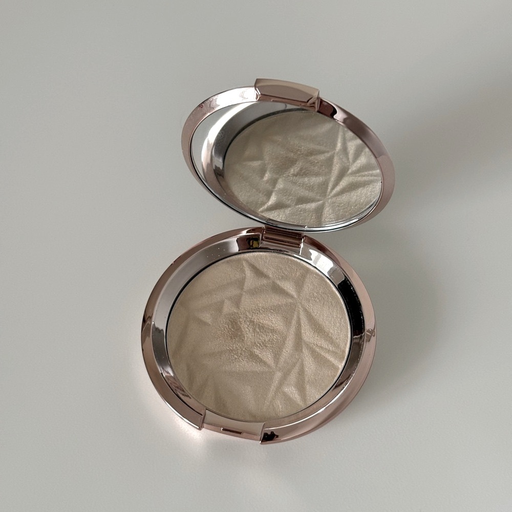 Becca Vanilla Quartz Highlighter